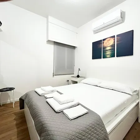 Modern Near Mckenzie 아파트